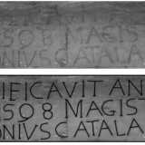 Siamo cos� davanti all'edificio, che prende il nome dal primo proprietario, nonch� autore dei decori, che lo edific� nel 1598. Su due iscrizioni poste sulla facciata si legge infatti: il �noto maestro artigiano Antonio Catalano�